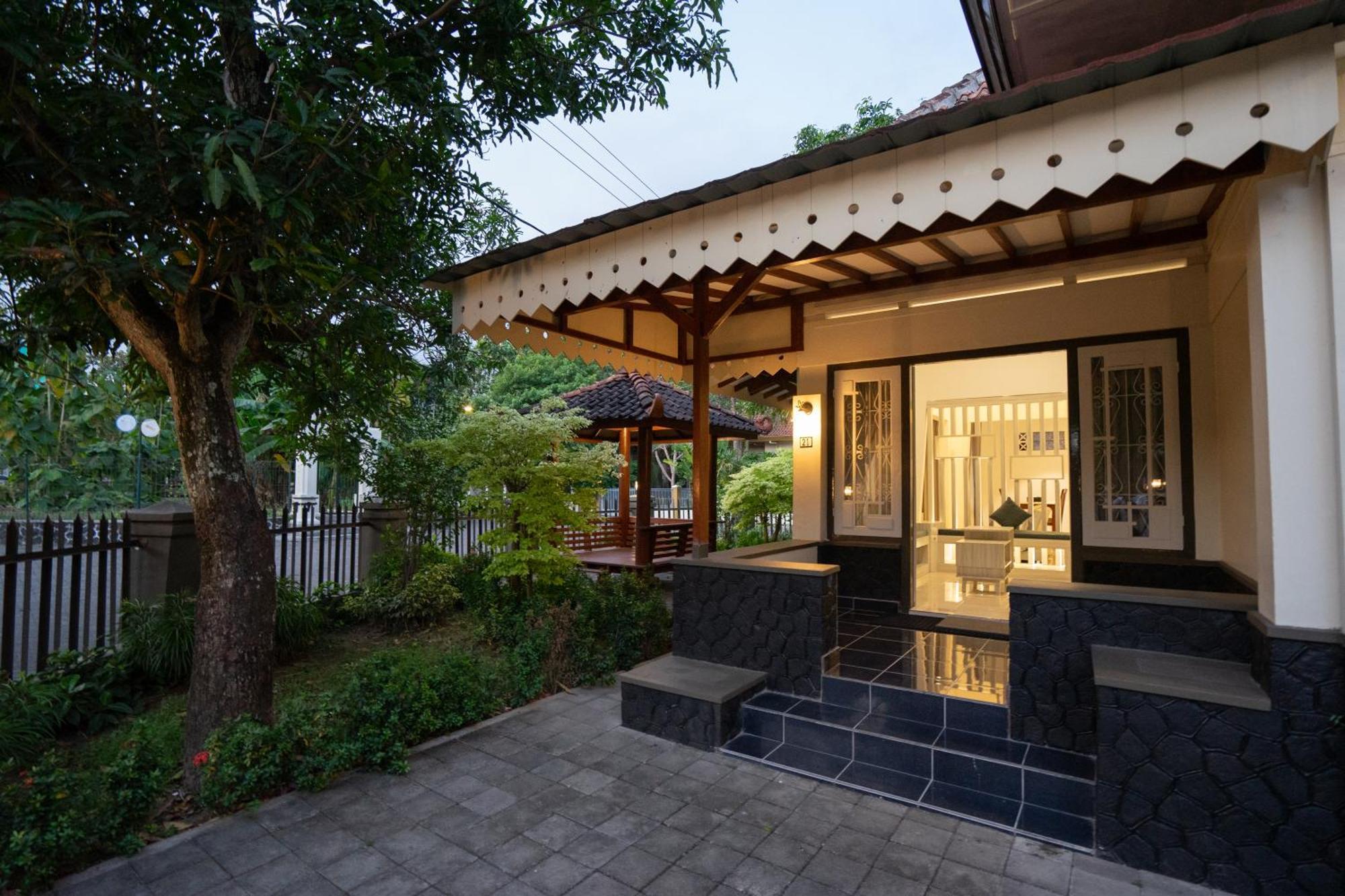 Yuwono Hotel & Villa Malioboro Yogyakarta Exterior photo